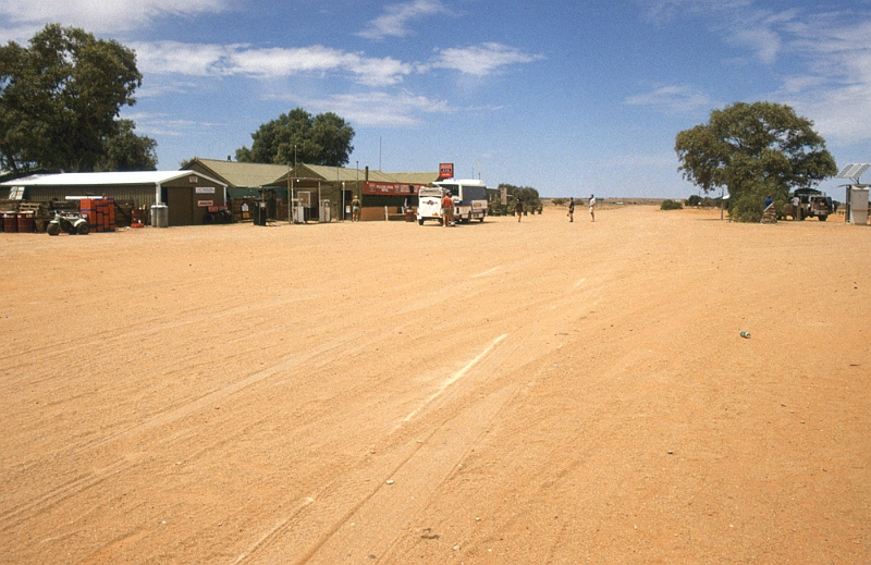 713_Gasstation c.q. pub, in the middle of nowhere.jpg